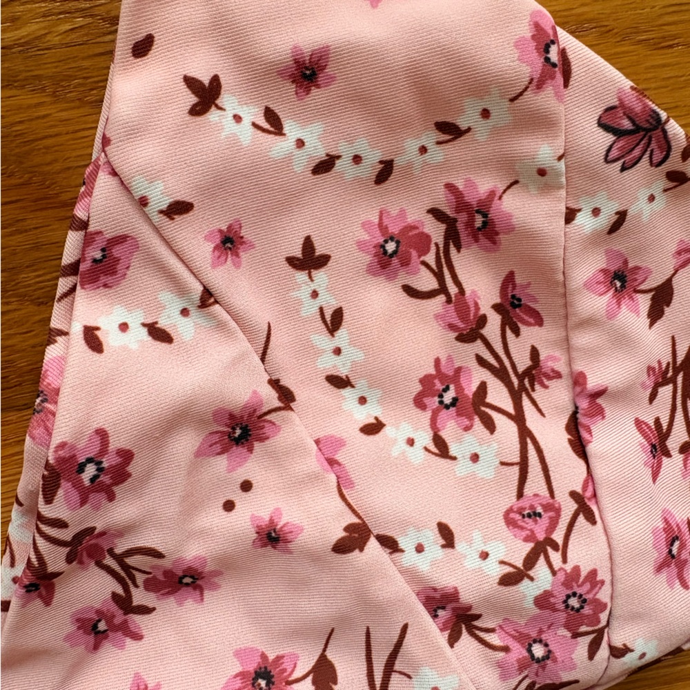 Kulani Kini’s size Women’s Medium Pink with Flowers string top 💕🌸💐💗